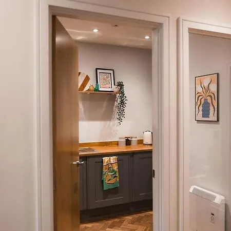 Centre - 1 Bedroom Flat - Free Parking *