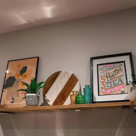 Centre - 1 Bedroom Flat - Free Parking
