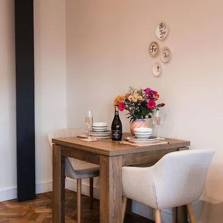 Centre - 1 Bedroom Flat - Free Parking