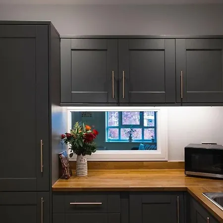 Centre - 1 Bedroom Flat - Free Parking 아파트 리펀