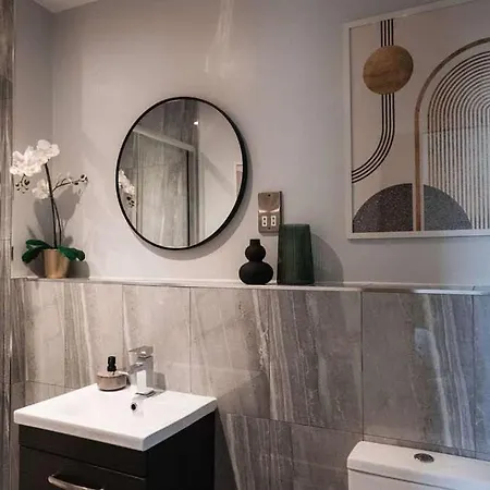 Centre - 1 Bedroom Flat - Free Parking 리펀