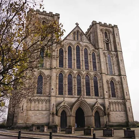 Centre - 1 Bedroom Flat - Free Parking * 리펀